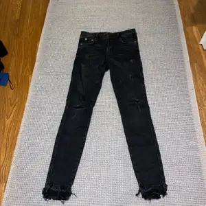 Svarta slim fit jeans från Zara. Detalj vid anklarna. Storlek 34. Knappt använda.