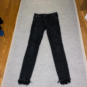 Svarta jeans från Zara - Svarta slim fit jeans från Zara. Detalj vid anklarna. Storlek 34. Knappt använda.