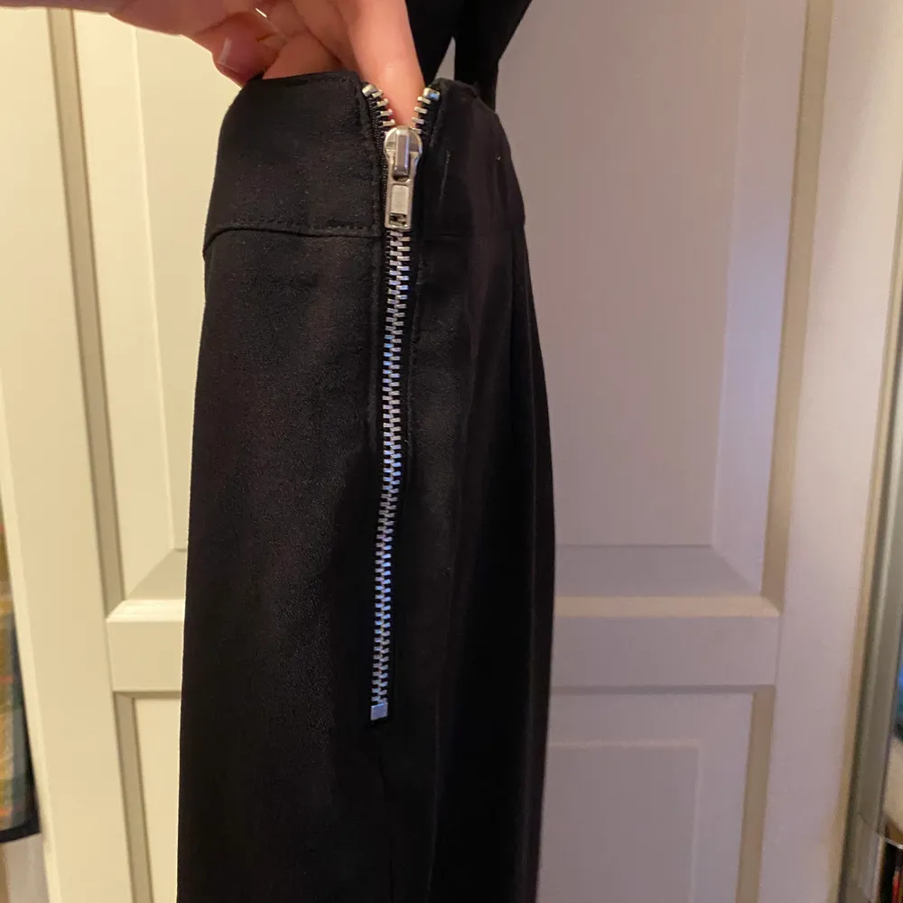 Svarta hängselbyxor som passar till allt!🖤. Jeans & Byxor.