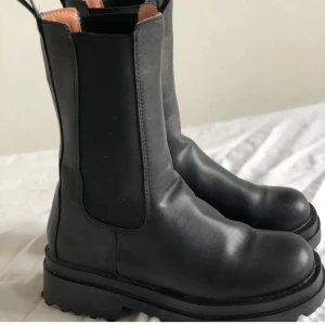 Chunky boots - Jätte snygga boots som tyvär va för små för mig🥺 står att det är storlek 38 men skulle säga mer 37,5.🤍🤍
