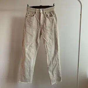  Super snygga ljusa jeans i storlek 32 från Zara, är ett litet hål på sidan av ena benet men är lätt att sy ihop. Skriv om du är intresserad eller undrar något💕 buda gärna