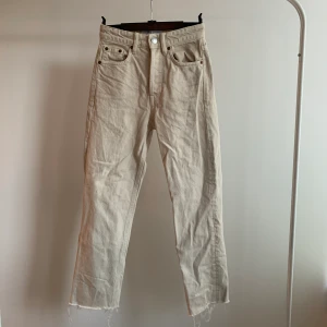 Ljusa jeans -  Super snygga ljusa jeans i storlek 32 från Zara, är ett litet hål på sidan av ena benet men är lätt att sy ihop. Skriv om du är intresserad eller undrar något💕 buda gärna