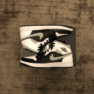 Air Jordan 1 Mid Shadow - Hej. Jag säljer några helt nya par Air Jordan 1 Mid Shadow i storlekarna 42,5 och 44 för 1700kr st. Fraktar samma eller nästa dag efter betalning.
