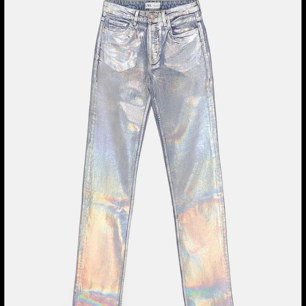 Lägger upp igen pga oseriös köpare🙃 Super snygga jeans från zara, aldrig använda🙌✨. Jeans & Byxor.
