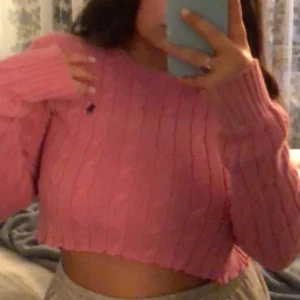 Stickad magtröja  - En skit snygg ralph lauren stickad tröja som jag gjorde till en magtröja✨ har använt kanske 1-2 gånger då jag har en likadan❤️ 