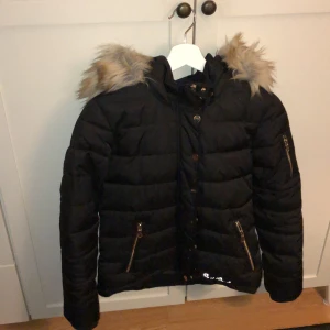 Vinter och höst jacka - En svart höst och vinter jacka i mycket bra skick från soul river i storlek 158 med pälsluva. Köparen står för frakten. (Fake päls) Först till kvarn!🌸😍 Väldigt bra passform och mycket bra till kalla dagar.