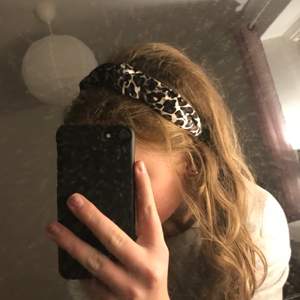 Ett supergulligt hårband med leopardprint och en liten ”Knut” på toppen💖 
