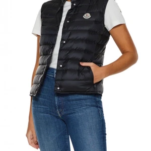 Moncler väst - INTRESSEKOLL. Moncler väst i jättebraskick storlek 0 mörkblå, äkta såklart INGA SKAMBUD!! Orginal pris 5300. Använd fåtal gånger