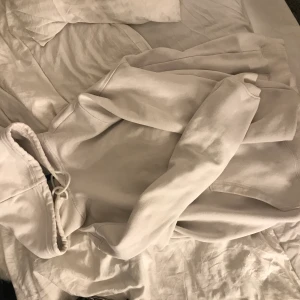 Hm - En helt vanlig vit hoodie som ej kommer till användning🤍🐼🧂🍨🥼💍frakt ingår ej!!!!!