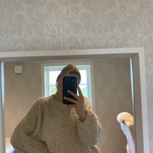 Beige, stickad tröja - Sticks inte!!!