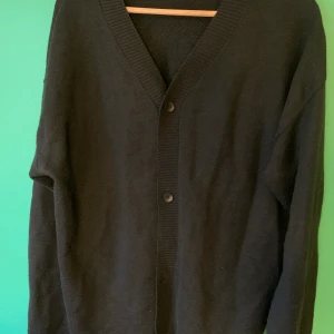 Svart kofta från Tiger jeans - Svart kofta i akryl och linne från Tiger jeans