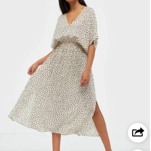 ✨Prickig drömklänning från Samsoe Samsoe✨ - Så himla fin klänning från Samsoe Samsoe! Slits i sidan och kort underklänning 🥰 Köparen står för frakten ❤️