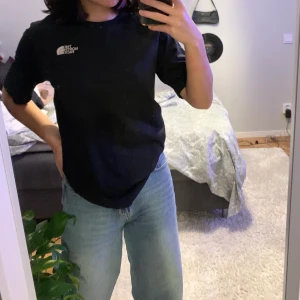 The north face t-shirt - BUDGIVNING! Avslutas fredag 27 November. Snygg the north face t-shirt! I princip nyskick! Buda från 100kr exkl frakt eller köp direkt för 175kr + frakt! Frakten är 63kr.