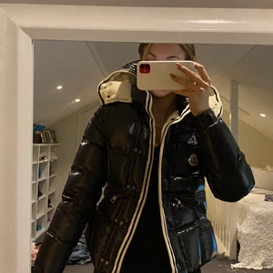 Moncler jacka - Säljer min jättefina moncler då den inte kommer till användning längre. Den är storlek 1 vilket sitter som en xs/s beronde på hur man vill att den ska sitta. Jackan är sparsamt använd och nytvättad. Kan frakta och även mötas upp det är nödvändigt. Priset kan diskuteras