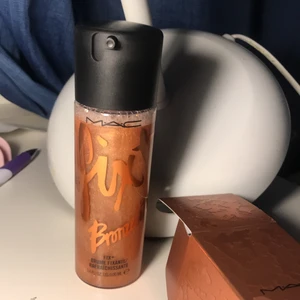 Mac fix + - Oanvänd Mac fix + fick i present. Med bronze effekt och omärkbara glitter som ger fin glow. Tror att denna version är slutsåld överallt. 130 kr + frakt. Eller mötas upp i Flen / Eskilstuna /Gnesta & Stockholm 
