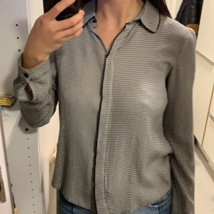 Blus från Mango Suit (XS) - I nyskick – endast använd ett fåtal gånger.