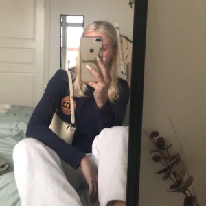 Lee tröja  - Säljer min fina lee tröja då den inte har kommit till så mycket användning. Jätte bra skick!💖