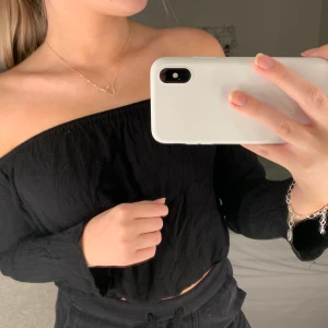 Offshoulder tröja - Säljer min svarta offshoulder tröja i storlek xs ifrån gina. Kommer inte till användning och är i bra skick. Frakt kostar ca 50kr💞