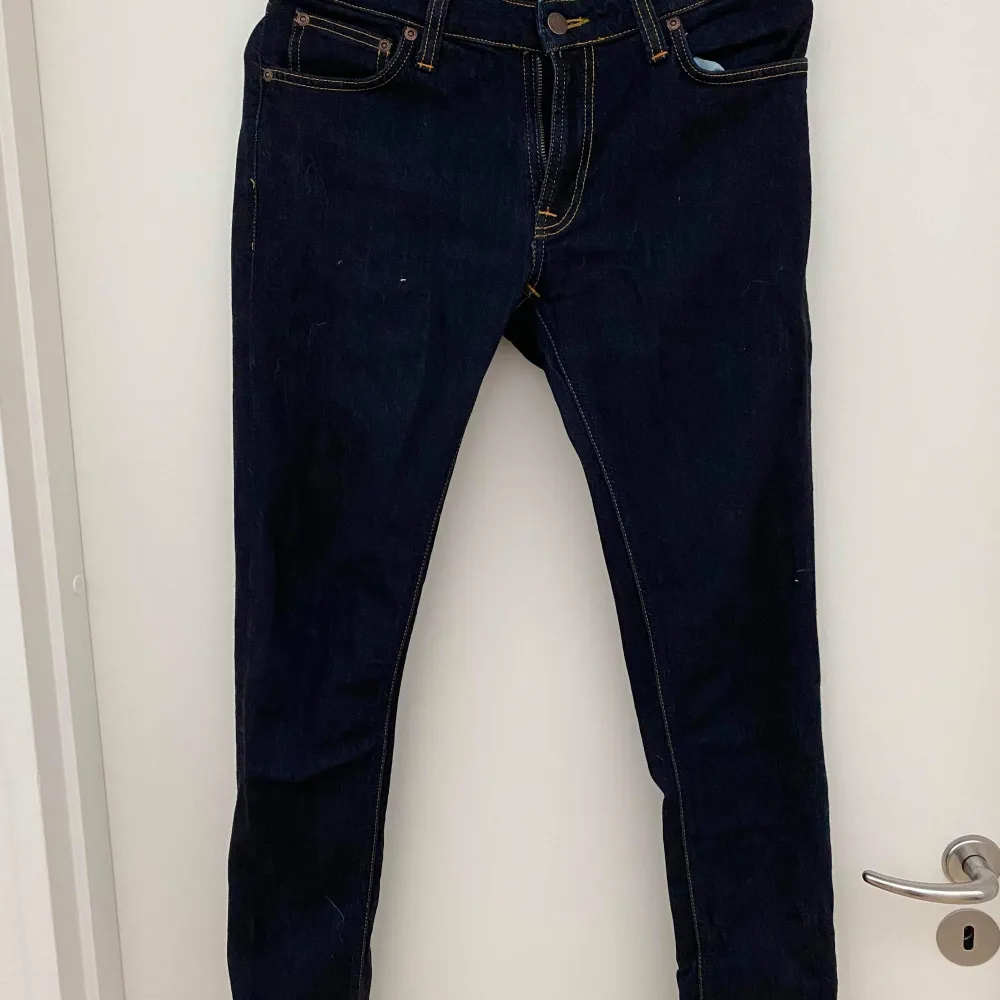 Nudie jeans i storlek W29 L32 men upplagda, innerbenslängd 73 cm. Aldrig tvättade och använda endast 2-3 gånger.. Jeans & Byxor.