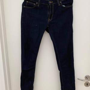 Nudie jeans i storlek W29 L32 men upplagda, innerbenslängd 73 cm. Aldrig tvättade och använda endast 2-3 gånger.