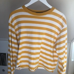 Brandy Melville tröja - Supersnygg randig Brandy Melville tröja! Köparen står för eventuell frakt🧡