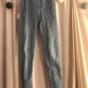 Skinny high Waits jeans - Snygga jeans från Hm som jag ej använder är för små på mig