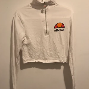Half zip från ellesse  - Vit half zip långärmad t-shirt från Ellesse. Mycket fin kvalité, inga hål, fläckar osv. Köparen betalar för frakt
