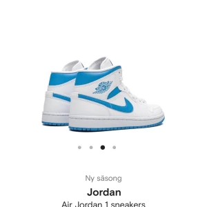 Intressekoll Jordans 1 höga  - Bild 1 och 3 är Lånade bilder. Men säljer mina ljusblå jordans i strlk. 41 då de inte kommer till användning, buda🥳 köpta för 2500kr har tyvärr inte kvitto kvar.