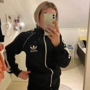 Adidas kofta - Säljer denna adidas kofta som är väldigt lite använd så den är i bra skick!! säljes på grund av att jag inte använder den så den hänger bara i garderoben. Storlek s🌸🌸