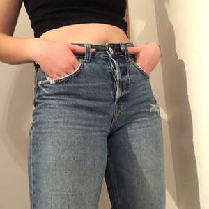 Boyfriend jeans i jättefint skick med hål på ena knät och en liten slitning på ena bakfickan. Säljer eftersom jag inte använder de längre!