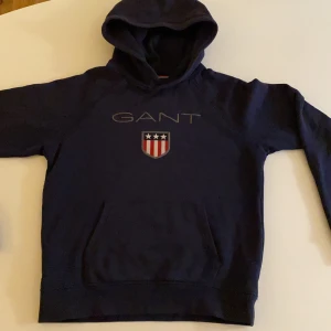 Blå Gant hoodie - Blå hoodie från gant i mycket bra skick. Storlek 158/164. Skriv om du är intresserad.
