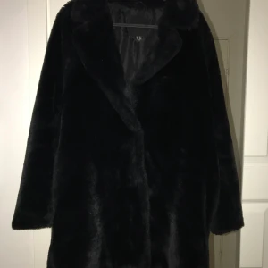 Svart pälskappa  - Svart pälskappa (fake fur) i storlek S/36. Väldigt fint skick! 
