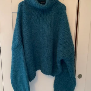Stickad tröja chiquell  - En supermysig tjocktröja i fin blå-grön färg. Är one size och sitter fint oversized på mig som är en S. 