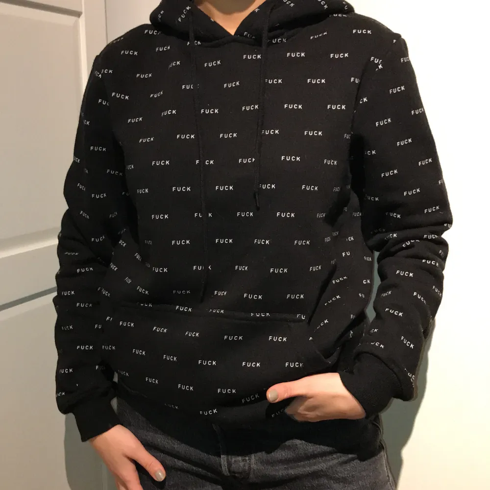 Jag säljer denna super snygga fuck hoodie i xs. Knappt använd. Skriv om du har någon fråga eller är intresserad💕💕. Tröjor & Koftor.