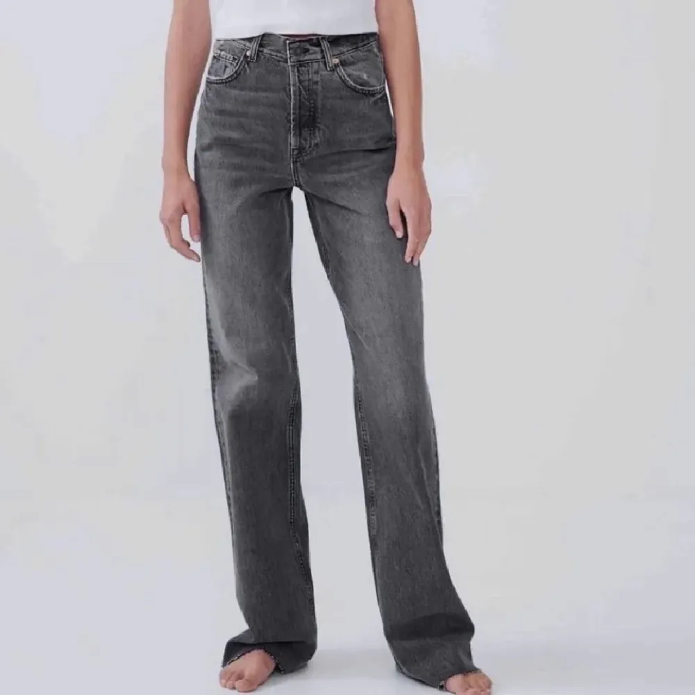 Zara jeans som är långa i benen och mycket populära. 60 kr frakt högsta bud: 320. Jeans & Byxor.