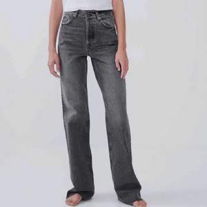 Zara jeans som är långa i benen och mycket populära. 60 kr frakt högsta bud: 320