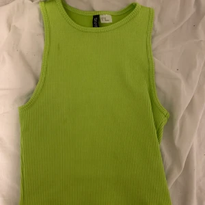 Neon linne  - Oanvänt neon grönt linne från hm för 100kr, super skönt matrial! Köpare står för frakt 💗