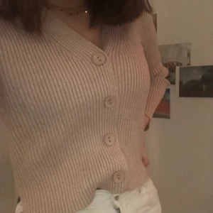 Beige kofta - Beige kofta, aldrig använd. Nypris 219 kr. Kan mötas upp eller fraktas, kontakta för mer info 💓