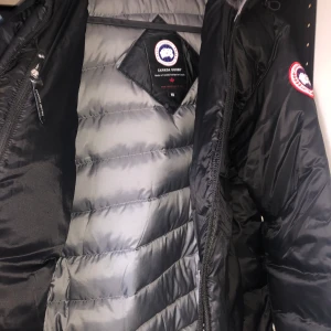 Canada Goose jacka - Canada Goose jacka HERR MODELL storlek M. Nypris 6.000, kvitto finns. Tjocklek: +5 till -15 grader.