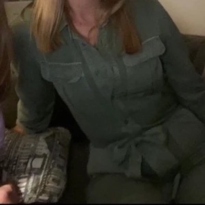 Jumpsuit - Mossgrön jumpsuit från bikbok strl s. Använd en gång så jättebra skick. Är 170 lång så den är lite för kort i benen på mig. Har vanligtvis strl m, skulle nog passa en person i strl s mycket bättre. Buda i kommentarerna!