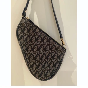 Dior vintage saddle bag - Säljer nu min vintage dior väska. Den är lite sliten på insidan, knappt märkbart men annars i fint skick! Säljs oftast för runt 7000 så redan prutat och klart!