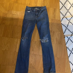 Abercrombie & fitch - Slitna jeans perfekt till hösten/vintern. Använda några gånger ändå bra skick! 
