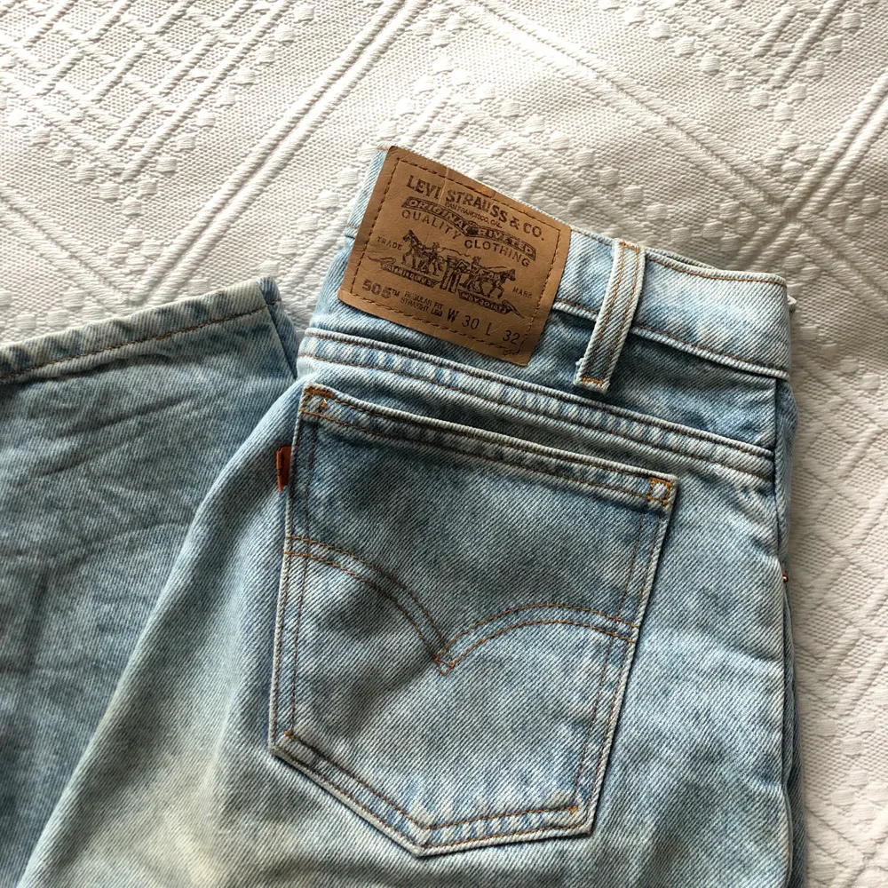 Jeans från Levis mi storlek w30l32, något stora för mig som normalt har w25 i jeans. Skiftar i färgen åt det beige hållet här och var, bilderna är ganska rättvisande. . Jeans & Byxor.