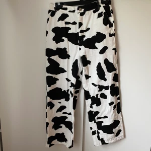 Cowprint byxor - Ascoola cowprint byxor, ska vara ankel längd men dem blev för höga på mig då jag är lite längre (172cm), aldrig använda bara provade och tvättade, fri frakt✨