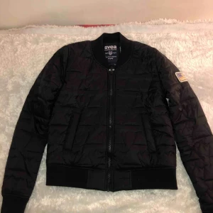  - Tunn skön jacka från Svea perfekt till våren och hösten, endast använd ett fåtal gånger! 