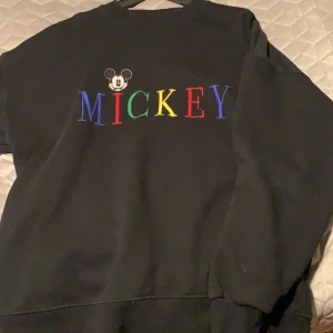 tjocktröja stl S - Säljer min fina musse tjocktröja från pull&bear, Den kommer aldrig till användning längre men den är super härlig och snygg. Säljer för 100kr+ frakt då jag inte kommer ihåg exakt vad den kostar, Stl s passar även xs