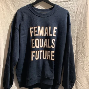 H&M sweatshirt Stl L - Använd max 3 gånger (dvs i princip oanvänd). Frakt ingår i priset. 