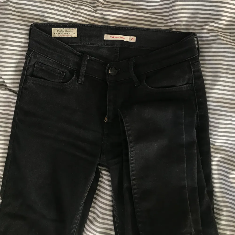 Ett par Levis jeans köpta för ungefär 1,5år sedan använt ungefär 3 gånger. . Jeans & Byxor.