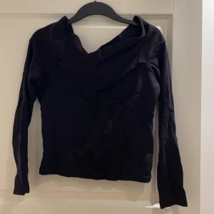 Offshoulder Stickad tröja  - Omlott vid bröst