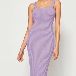 Ny klännning  - Klänning i en fin färg. Helt ny. Ny pris 199kr  frakt 60 kr 